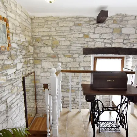 With Private Pool And Garden Retreat Grožnjan