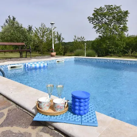 With Private Pool And Garden Retreat Grožnjan