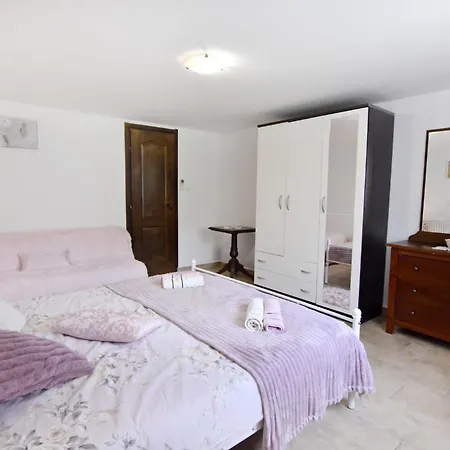 With Private Pool And Garden Retreat Grožnjan