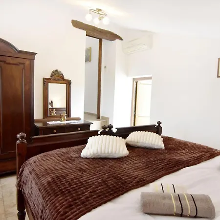 Villa With Private Pool And Garden Retreat *