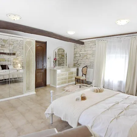 With Private Pool And Garden Retreat Grožnjan