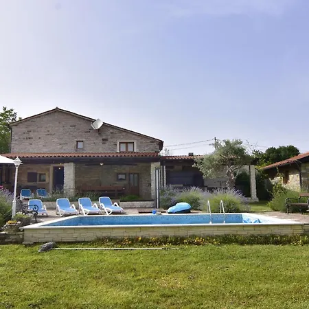 Villa With Private Pool And Garden Retreat *